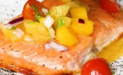 Saumon grillé nappé d'une sauce fruitée à l'ananas et à la mangue