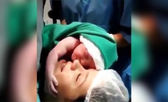 # Ce bébé refuse d’être séparé de sa mère à la naissance 💕 # Ce bébé refuse d’être séparé de sa mère à la naissance 💕