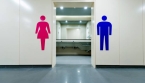 Papa aux toilettes : doit-il accompagner sa fille chez les hommes ou chez les femmes ?