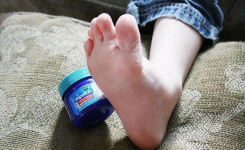 Voici pourquoi elle applique du Vicks-Vaporub sur les pieds avant de dormir…