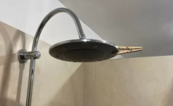 Placez une pince à linge sur le pommeau de douche et regardez ce qui se passe : vous aurez une expérience 5 étoiles