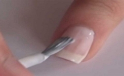 Elle peint ses ongles avec de la colle blanche. Ce qu’elle fait ensuite est super astucieux 