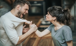 Messieurs, votre conjointe a un caractère fort ? C’est une bonne nouvelle pour votre santé !