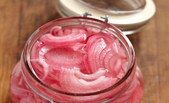 Les oignons rouges marinés : une saveur douce et sucrée sans piquant !