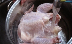 Pourquoi vous ne devriez JAMAIS laver du poulet cru avant de le cuisiner ?
