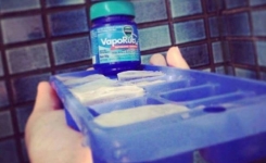 Eau et Vicks VapoRub dans un moule à glaçons : une astuce à essayer !