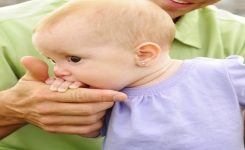 Une petite fille se fait percer les oreilles et finit aux urgences