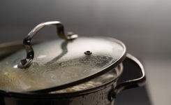 À Quoi Sert le Petit Trou sur le Couvercle des Casseroles ? 