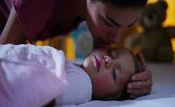 - Vous allonger avec vos enfants jusqu’à ce qu’ils s’endorment peut être bénéfique