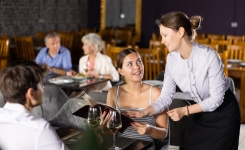 Les personnes qui aident les serveurs à débarrasser la table au restaurant présentent ces 3 traits de personnalité selon les psys