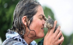 Vous ne croirez jamais ce que cette femme a fait pour sauver un chaton... 