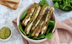 Croque monsieur au pesto, mozzarella et jambon fumé