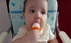 Glace au lait maternel : le meilleur remède pour calmer les caprices et la douleur des dents des enfants