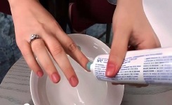 Elle a mis du dentifrice sur ses ongles et cela émerveillera toutes les femmes !