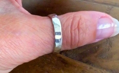 Que signifie vraiment porter une bague au pouce ?