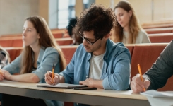 Un étudiant, obtenant la meilleure note, cède ses Points Bonus aux Camarades dans le Besoin