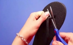 Elle Achète Une Paire De Sandale De Type Tong Et Coupe La Sangle… Il Fallait Y Penser!