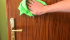 Redonnez vie à vos portes en bois avec une astuce naturelle