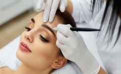 Défigurée, elle alerte sur les dangers du microblading (Vidéo)