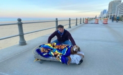 Cet Homme Crée un Lit à Roulettes pour sa Chienne Âgée afin qu'elle Puisse Profiter de la Plage