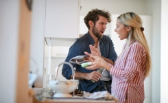 Le secret du narcissique : pourquoi il ne vous quittera (souvent) pas — mais cherchera à ce que vous le quittiez