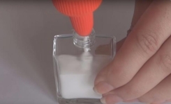 2 Astuces Ingénieuses avec de la Colle Blanche pour une Manucure Parfaite