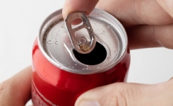 À quoi sert le petit trou sur la languette des canettes ?