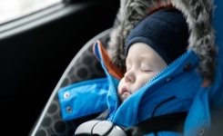 Pourquoi vous ne devez JAMAIS installer votre enfant avec un blouson dans son siège auto