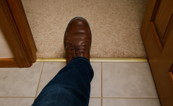 Pourquoi il faut pas entrer quelque part avec le pied gauche ?