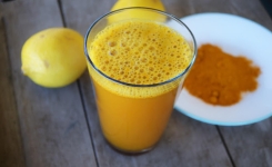 Je bois de l’eau tiède citronnée avec du curcuma tous les matins. Voici pourquoi