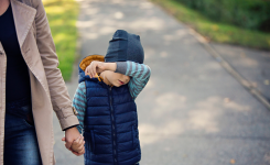 - Les enfants qui ont une mère stricte seraient plus épanouis à l’âge adulte