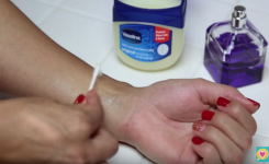 Elle applique un peu de vaseline sur sa main. Vous aurez envie de faire la même chose !