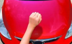 Pourquoi faut-il taper sur le capot de sa voiture avant de démarrer ? 🚗❄️