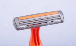 Pourquoi les rasoirs jetables ont-ils une bande colorée en haut des lames ?