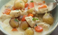 Mijoté de poulet et légumes dans une sauce crémeuse, à la mijoteuse ou sur la cuisinière!