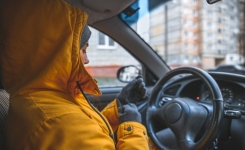 Pourquoi vous devriez enlever votre manteau avant de conduire