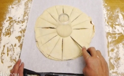 Une Astuce Créative pour Sublimer la Pâte Feuilletée avec 16 Coupes Artistiques
