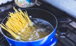 Ne jetez plus l'eau de cuisson des pâtes : 7 astuces pratiques et surprenantes !