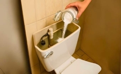 Pourquoi mettre du bicarbonate dans le réservoir des toilettes ?