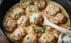 Boulettes de poulet et riz à tomber par terre, le repas familial par excellence