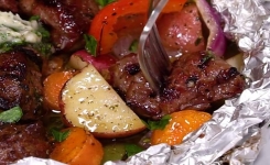 Une papillote de boeuf au beurre à l'ail et aux herbes sur le barbecue est fantastique !